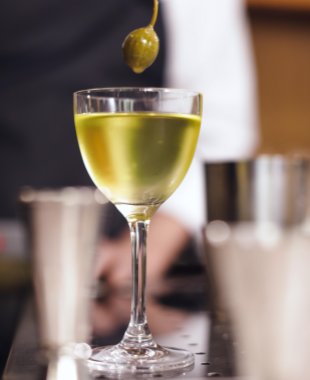 What wine glass should be used to serve Riesling wine?
