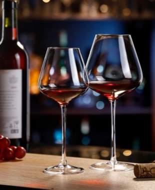 What is the difference between a Bordeaux wine glass and a Burgundy wine glass?