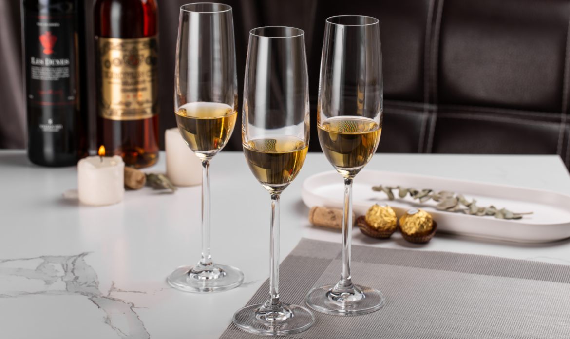 the best champagne glass with tall elegant stem and clear crystal design