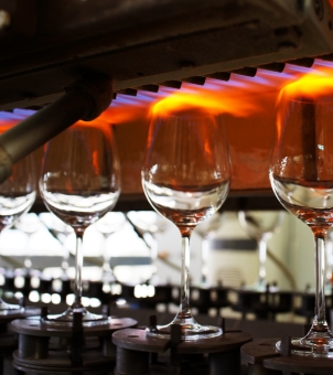High-temperature flame polishing process for crystal wine glasses on an automated manufacturing conveyor belt
