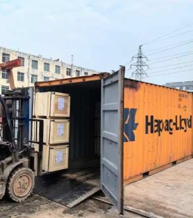Xinghuo Glass's first overseas customer; the picture shows workers using a forklift to load goods into a container