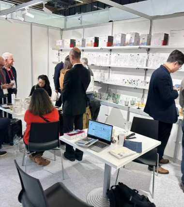 Xinghuo Glass participated in the Frankfurt trade fair for the first time. The picture shows Xinghuo staff greeting customers at the fair