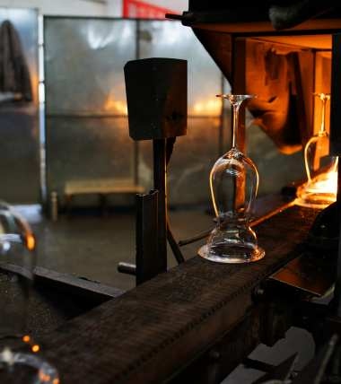 Xinghuo glass and crystal goblets; the picture shows the fire polishing production line for goblets
