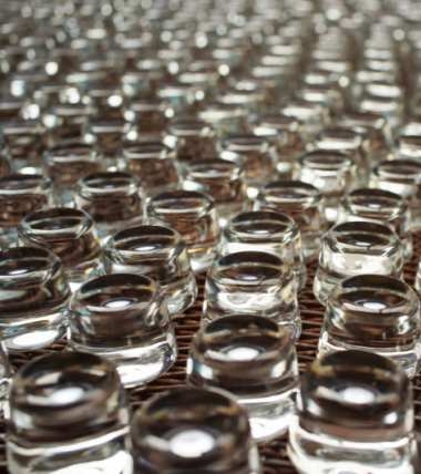 The glasses on the quality inspection line are waiting for inspection