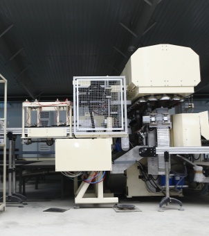 The image shows a laser cold-cutting machine from Xinghu Glass Company.