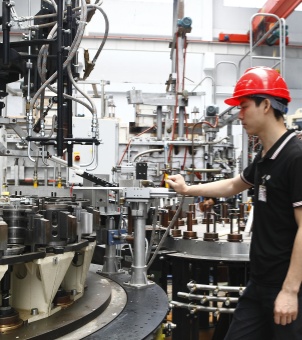 Workers are carrying out maintenance on the Xinghuo glass production line.