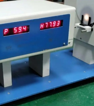 The image shows the testing instrument used by Xinghuo Company to test the clarity and light transmittance of glass products.