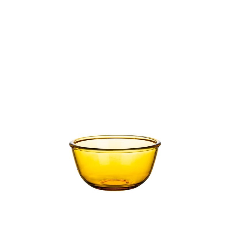 A close-up of the Xinghuo Glass amber-colored salad bowl showcases the high-transparency, lead-free glass texture, suitable for fruit salads, desserts, and kitchen condiments.