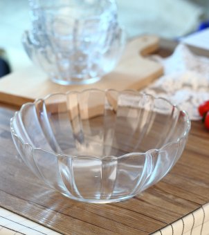 Elegant Lotus Scalloped Rim Design