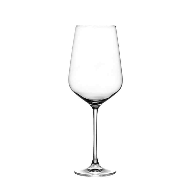 A close-up of Xinghuo Glass's lead-free crystal wine glass showcases its high light transmittance and elegant shape, making it suitable for hotels, restaurants, and family gatherings.