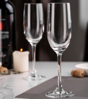 Lead-free crystal champagne flute glass &ndash; high light transmittance and elegant tableware.