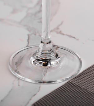 A close-up of the thickened base of the crystal champagne goblet showcases the seamless welding and flat base craftsmanship.
