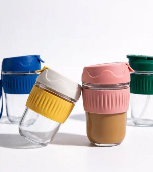 The Xinghuo Glass travel coffee glass set in blue, yellow, pink, and green against a white background.