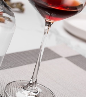 Close-up view of the seamless brushed handle and base connection of the Xinghuo Glass crystal cup.