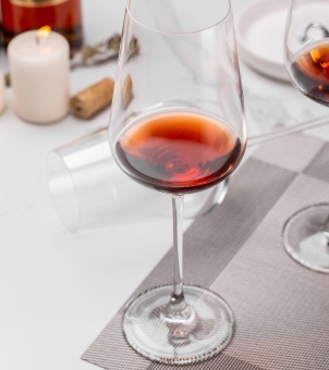 Xinghuo Glass 100% lead-free crystal wine glasses with excellent light transmission, perfect for creating a warm candle atmosphere.