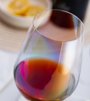 Top‑down view of Xinghuo Glass iridescent wine glass showing rainbow halo
