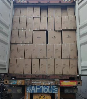 From the rear of the truck, the container is filled with Xinghuo Glass glassware boxes, making full use of the space.