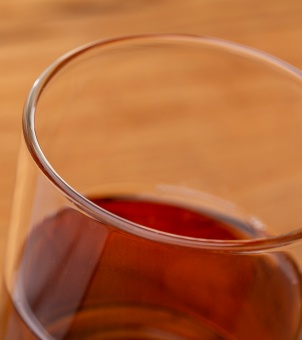 Macro close-up: Xinghuo Glass transparent glass mug with a smooth, rounded rim.