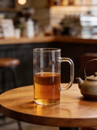 Xinghuo borosilicate tea mug served in a cozy cafe