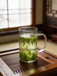 Xinghuo borosilicate mug with blooming green tea in tea house