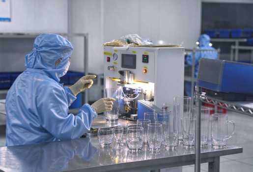 XINGHUO raw material quality inspection ensuring glassware material safety and clarity