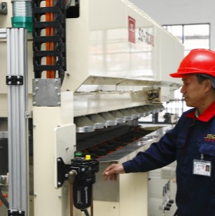 Xinghuo glass production team is inspecting production equipment