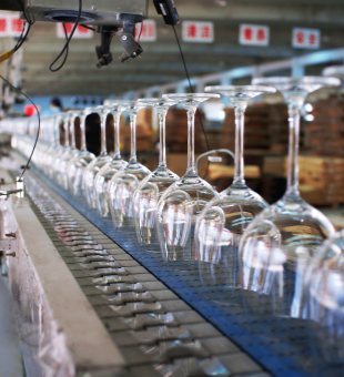 Real-life photos of the automated production line for Xinghuo crystal goblets.
