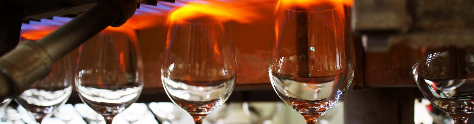 Real-life image of the flame polishing production line for Xinghuo glass stemmed glasses.