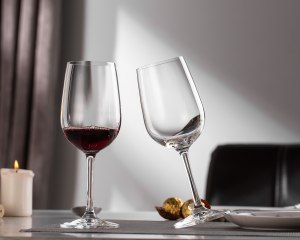 Display of Xinghuo crystal wine glasses standing upright and tilted for clinking.