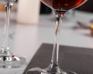 Close-up details of the stem and base of the Xinghuo crystal wine glass.