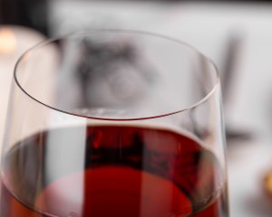 Close-up image of the slender rim and wine in a xinghuo crystal wine glass.