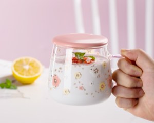 Xinghuo Glass Handheld Glass Mug with Pink Lid and Floral Print (Image)
