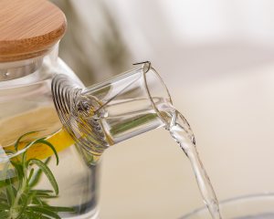 Xinghuo Glass Teapot with 304 Stainless Steel Spring Filter for Pouring Water (Close-up Image)
